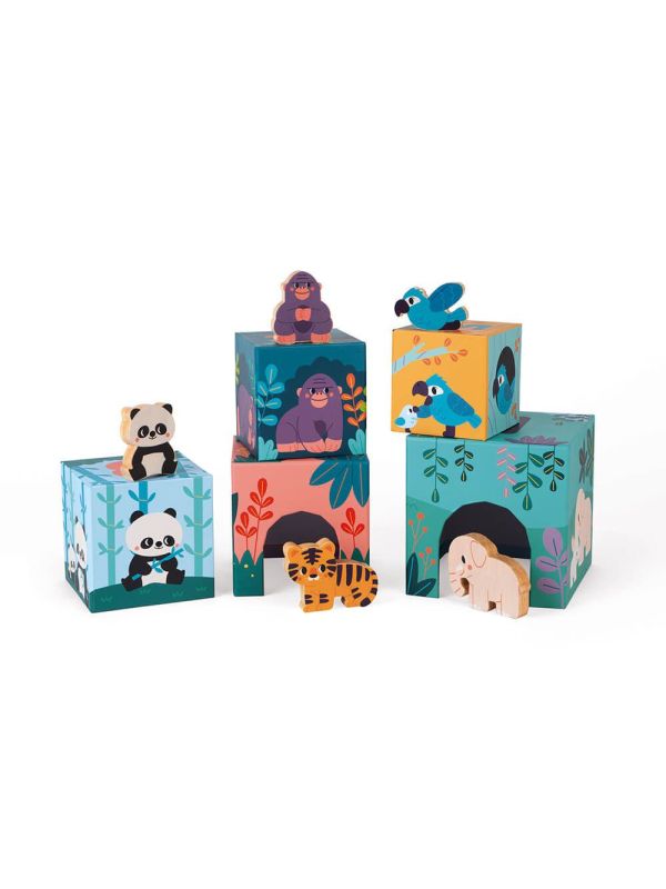 pyramide  carré en carton et figurines en bois les animaux -