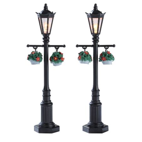 Deux lampadaires et ses pots de fleurs