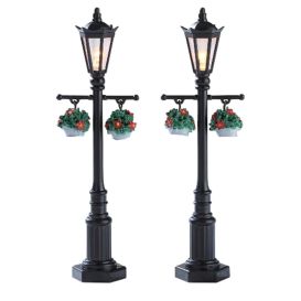Deux lampadaires et ses pots de fleurs