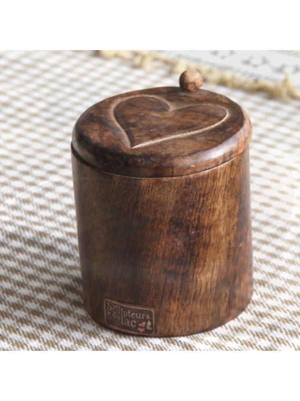 Boite ronde en bois avec cœur sculpté sur couvercle coulissant