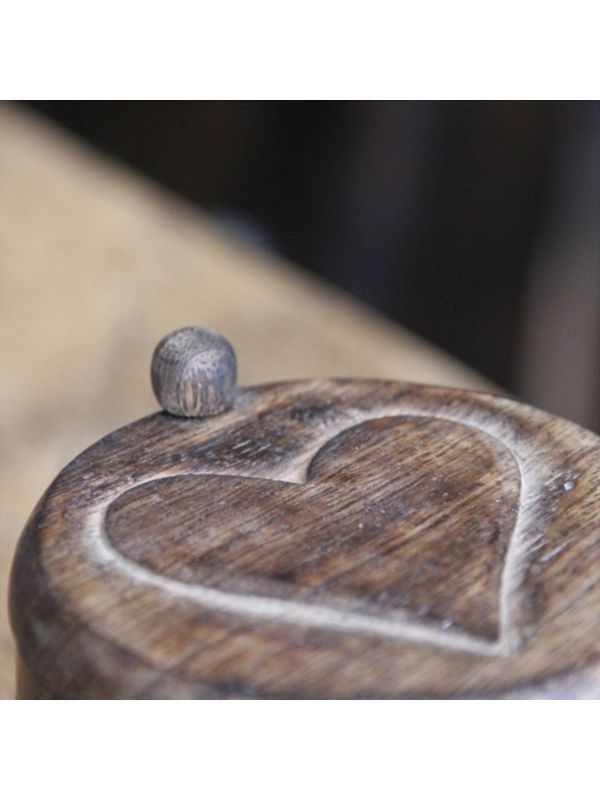 Boite ronde en bois avec cœur sculpté sur couvercle coulissant