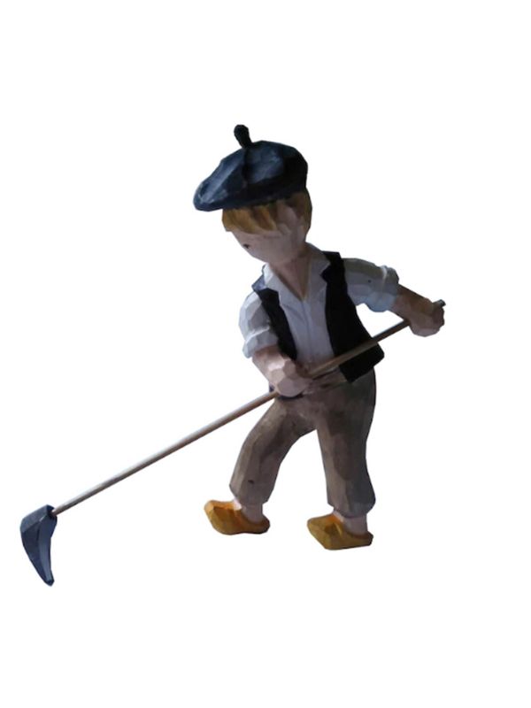 Figurine d'un garçon et sa faux sculpté et peinte à la main