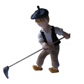 Figurine d'un garçon et sa faux sculpté et peinte à la main