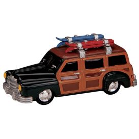 Voiture avec ski sur le toit