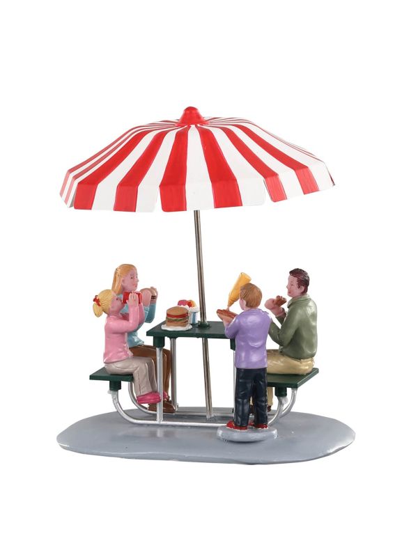 Figurine déjeuner au parc