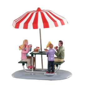 Figurine déjeuner au parc