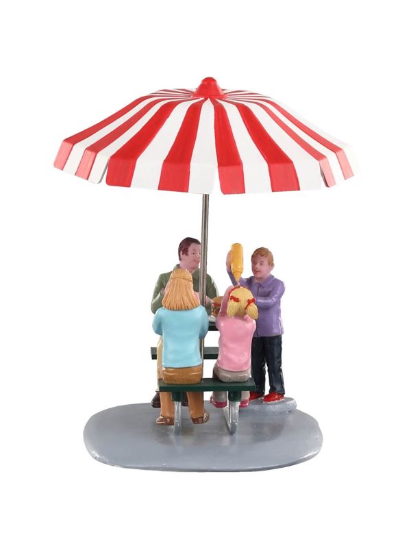 Figurine déjeuner au parc