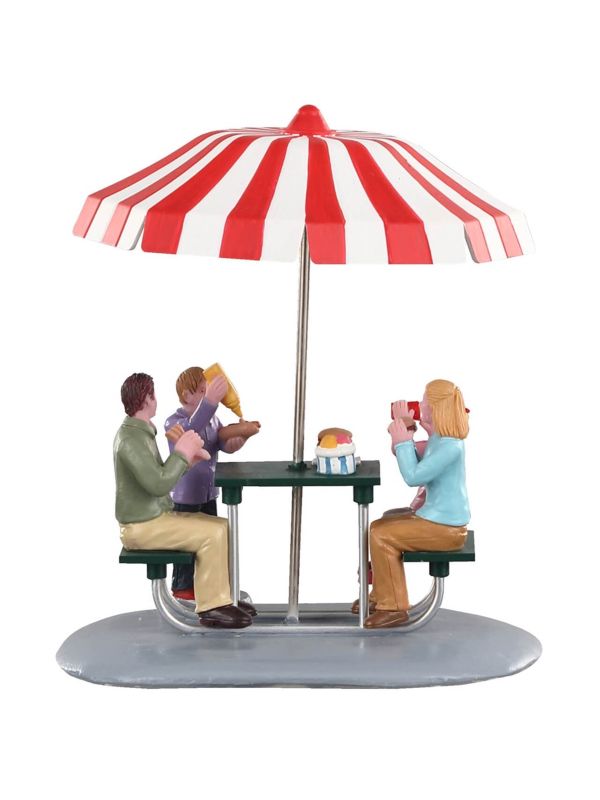 Figurine déjeuner au parc
