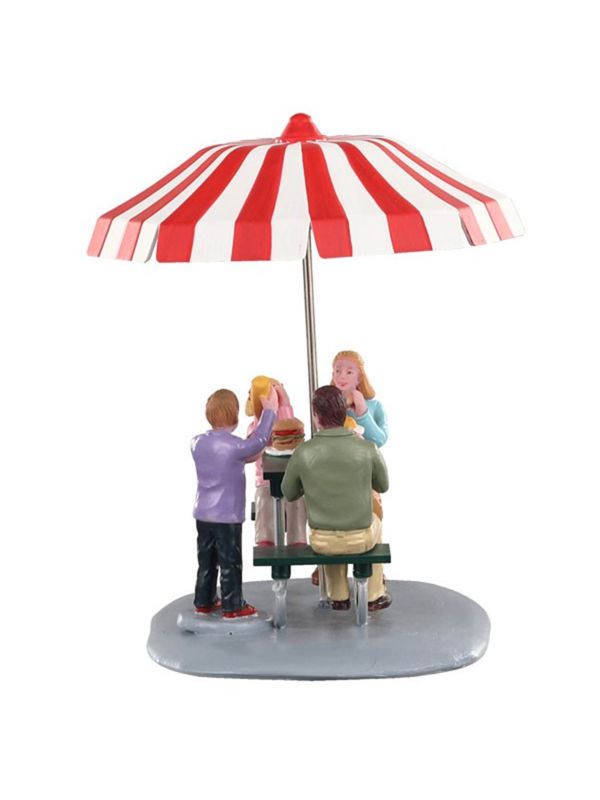 Figurine déjeuner au parc