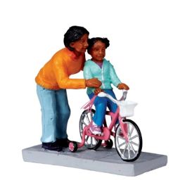 Figurine maman donne un coup de main